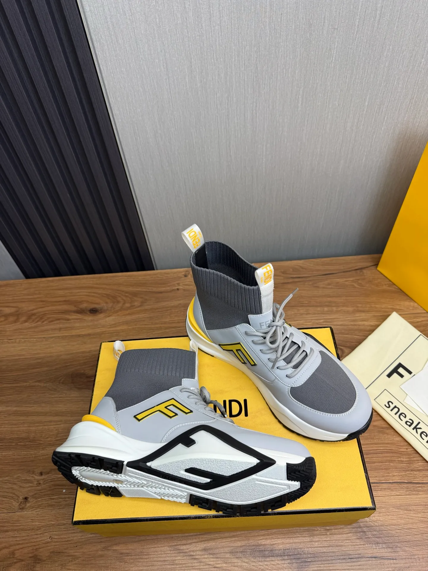 Men's men's shoes 💰560💰 Fendi [Fendi] hot style is on the market 🔥Fashionable casual men's shoes 🔱 Made of original brand fly knit fabric. Original cowhide + breathable mesh lining + sheepskin feet. Perfect shape and top quality, you deserve it 🔜Original rubber outsole, ultra-light, non-slip and wear-resistant 👣 Standard size 38-44